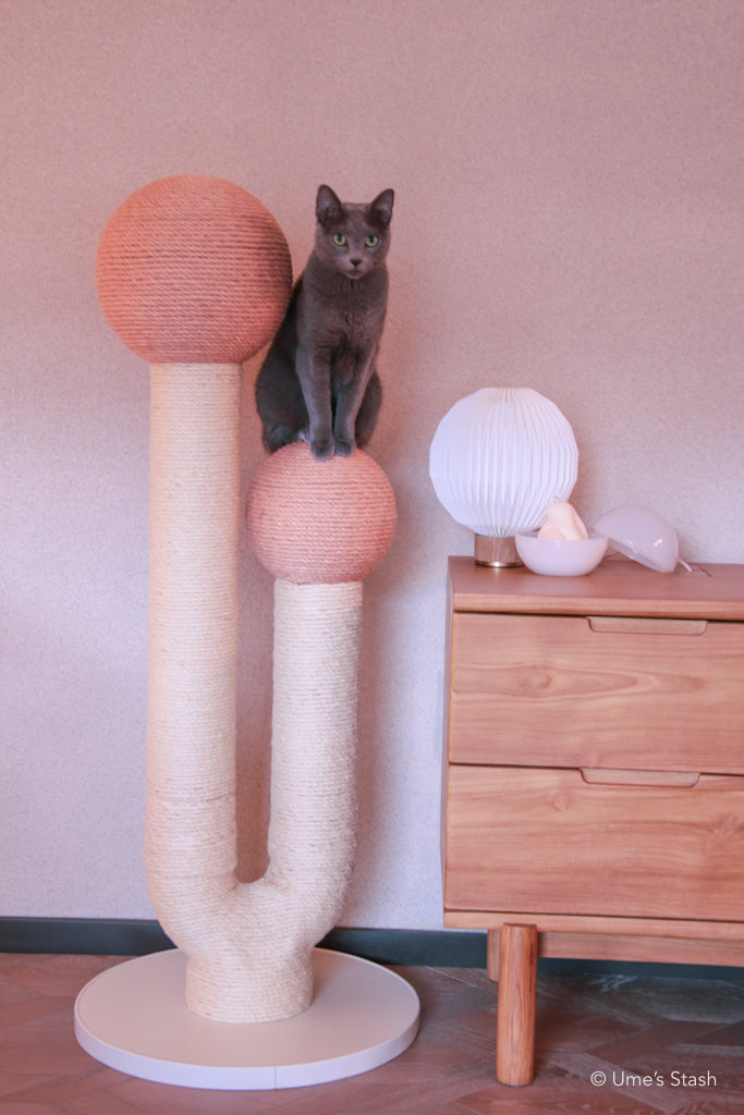 Tall scratching post