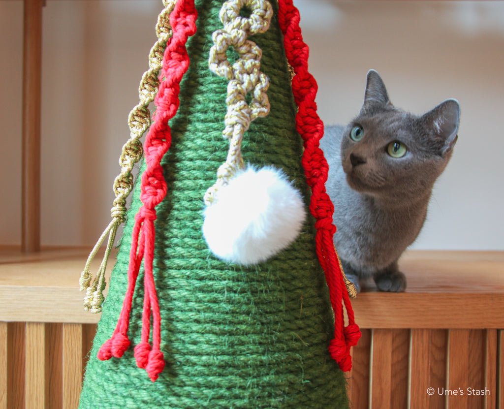 2025 Christmas Cedar scratching post - Ume's Stash