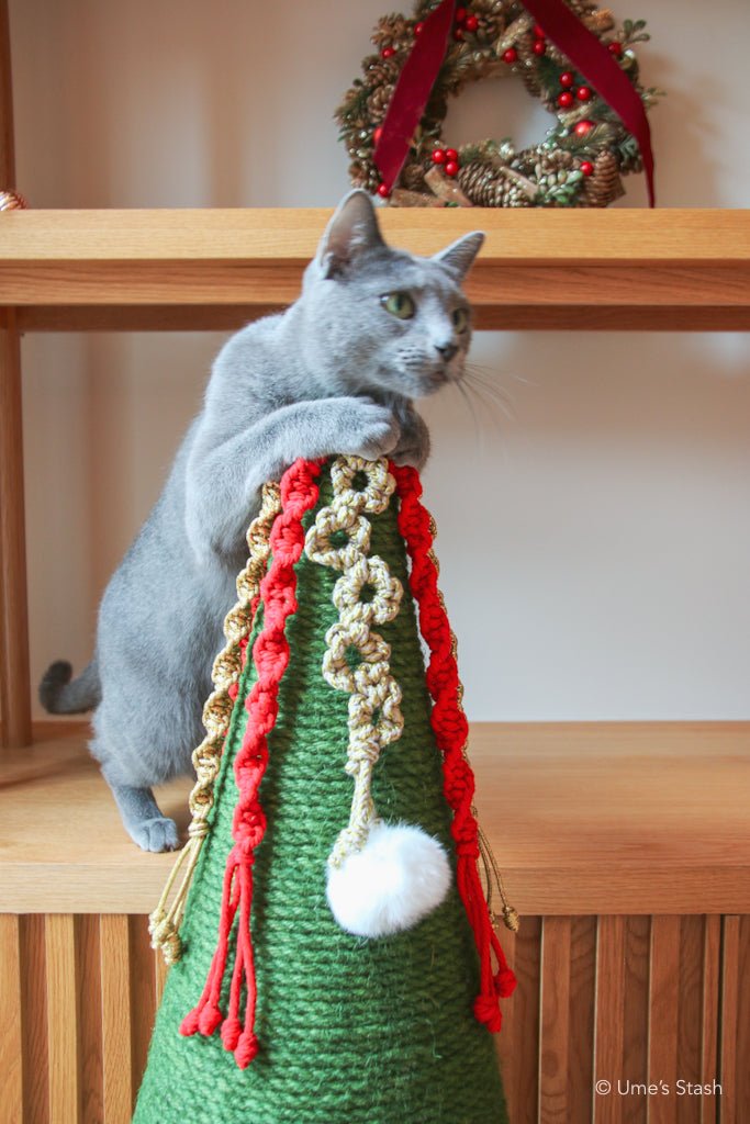 2025 Christmas Cedar scratching post - Ume's Stash