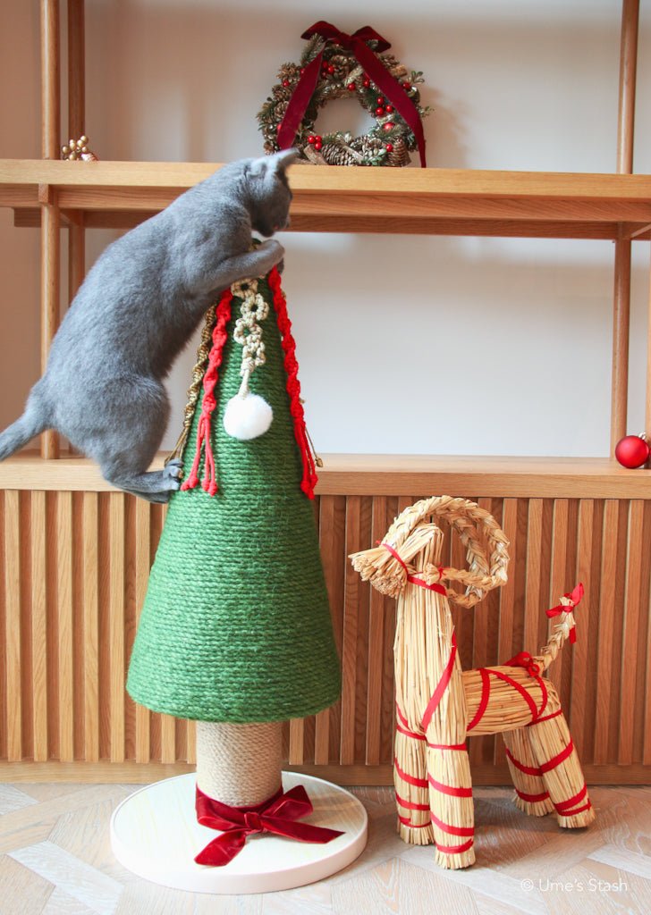 2025 Christmas Cedar scratching post - Ume's Stash