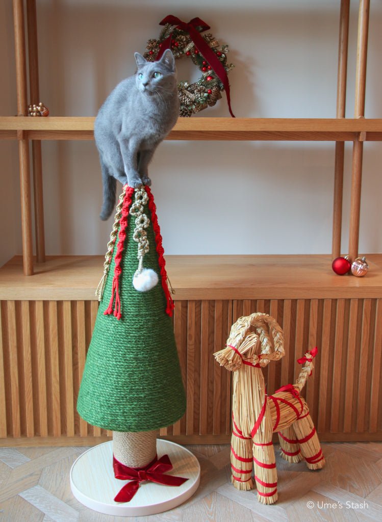 2025 Christmas Cedar scratching post - Ume's Stash