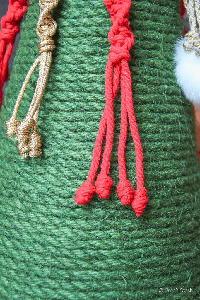 2025 Christmas Cedar scratching post - Ume's Stash