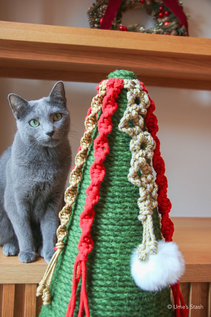 2025 Christmas Cedar scratching post - Ume's Stash