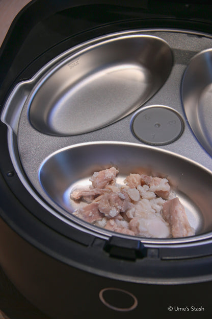 Polar wet food feeder