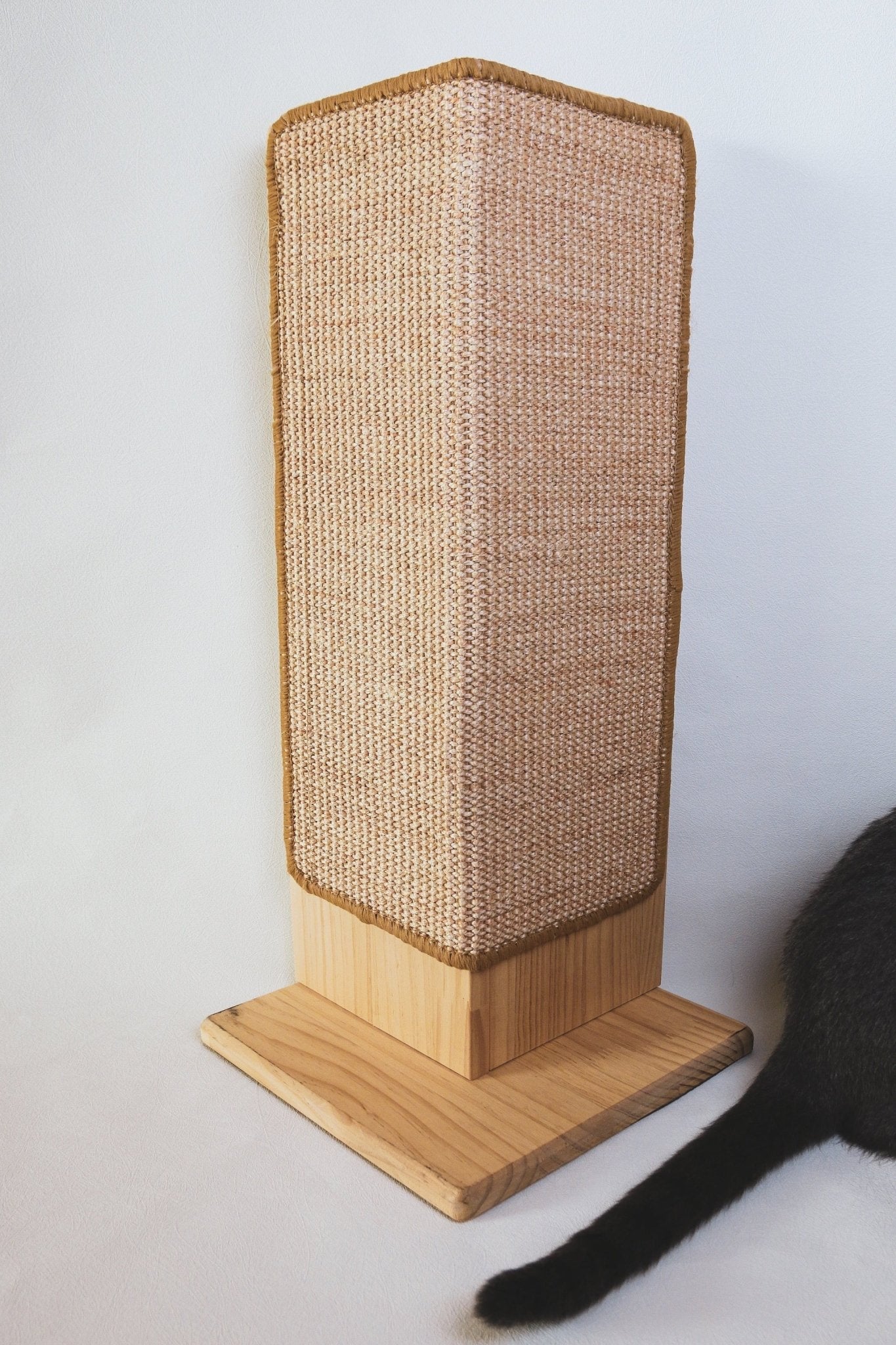 Willow scratching post - Ume's Stash