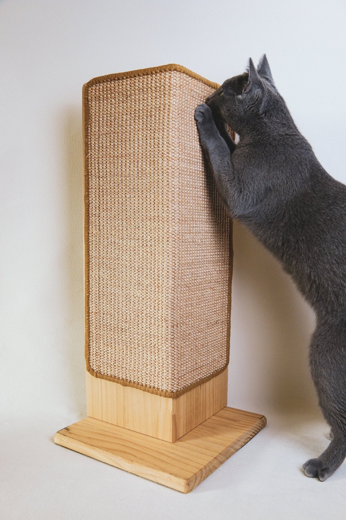 Willow scratching post - Ume's Stash